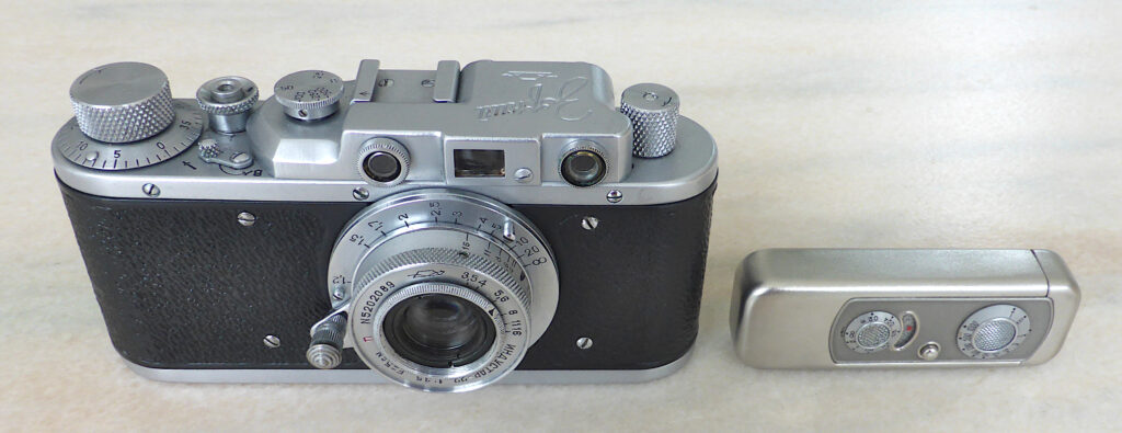 Size comparizon Zorki 1E (Leica II clone) vs. Riga Minox