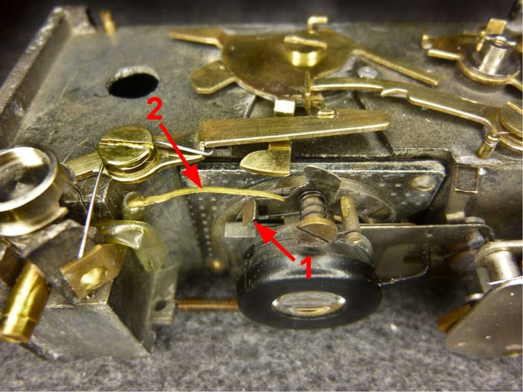 Shutter closed: flash contact open