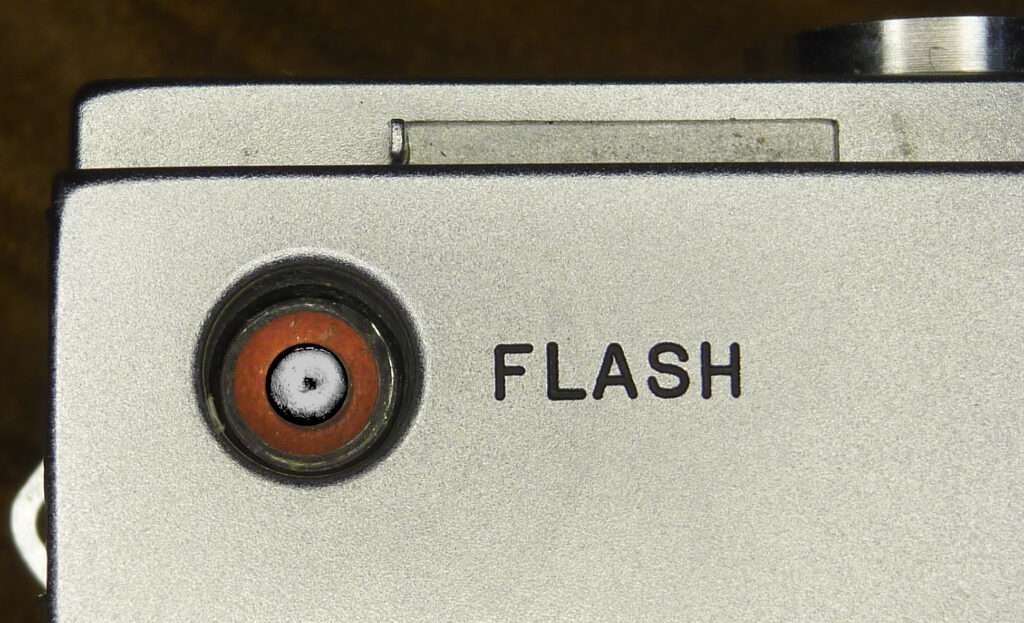 Flash sync socket